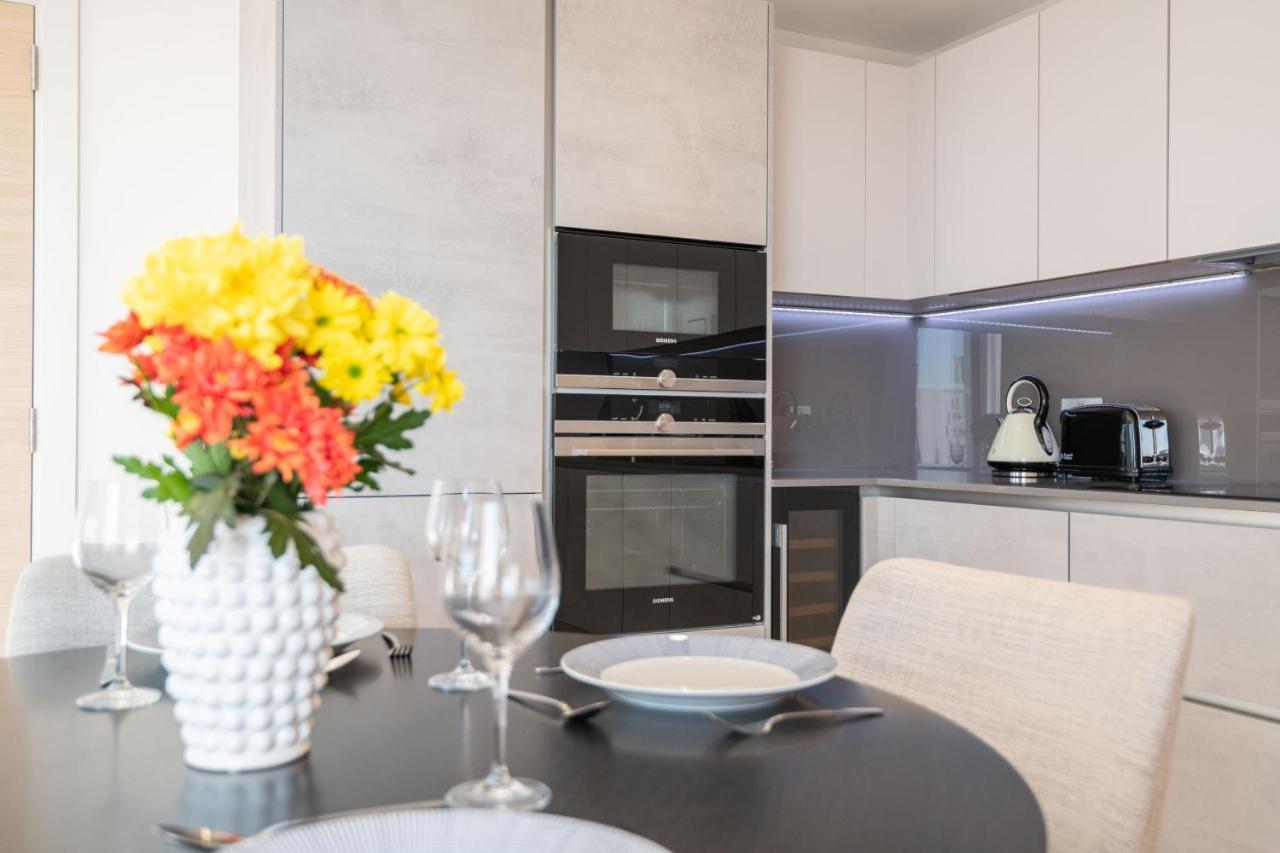 Modern Family Home Close To Victoria Station By Underthedoormat 런던 외부 사진