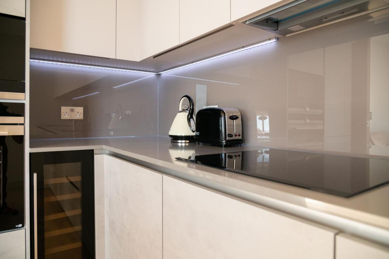 Modern Family Home Close To Victoria Station By Underthedoormat 런던 외부 사진